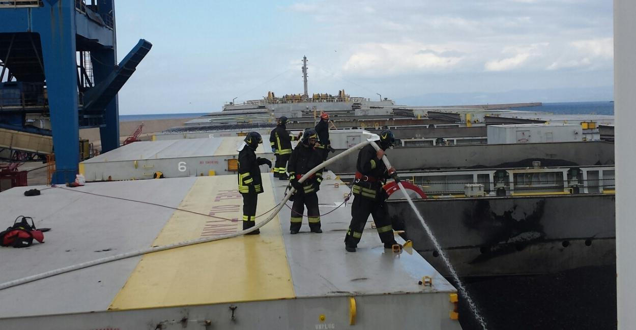 Vigili del fuoco a bordo della nave che “scotta”