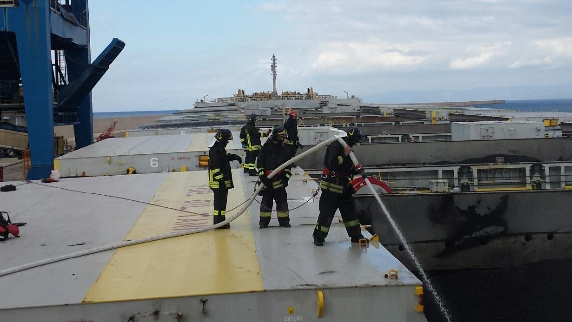 Vigili del fuoco a bordo della nave che “scotta”