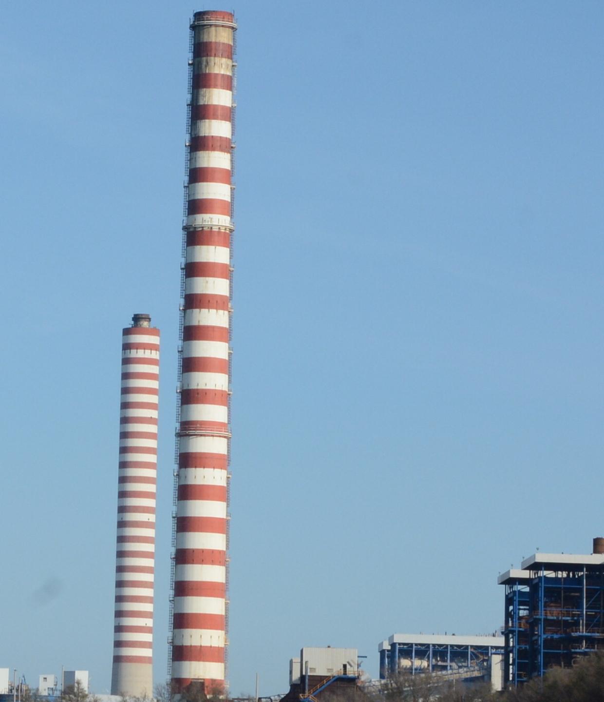Esplosivo a Fiume Santo, cade la ciminiera 