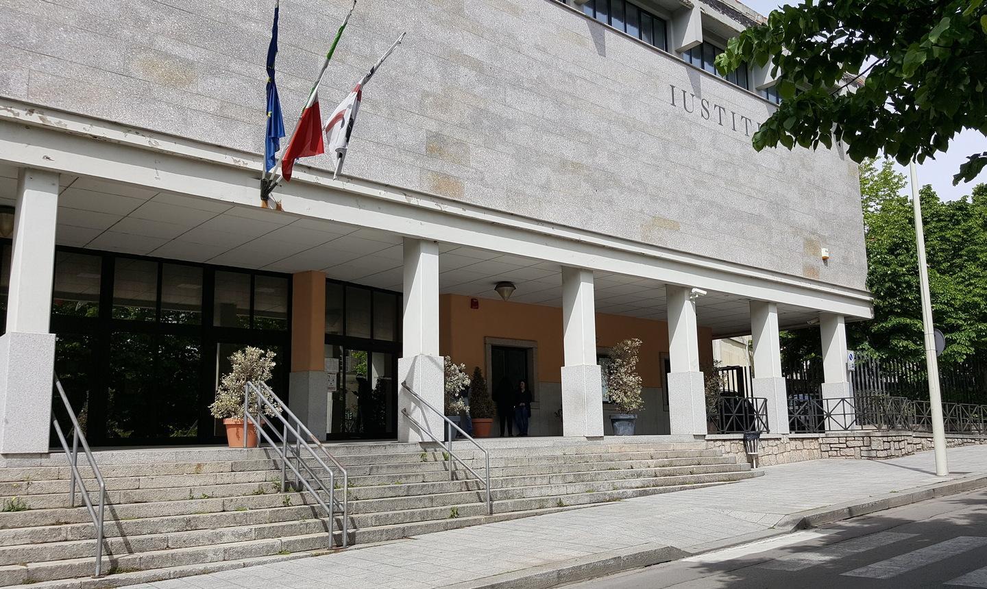 Due chili di marijuana in casa: patteggia due anni e 2 mesi 