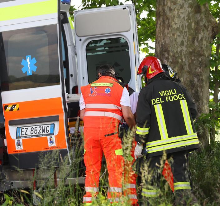 Donna fuori strada con l’auto dopo un improvviso malore