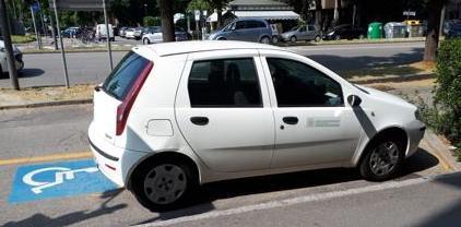«L’auto dell’Ausl nello spazio per invalidi»