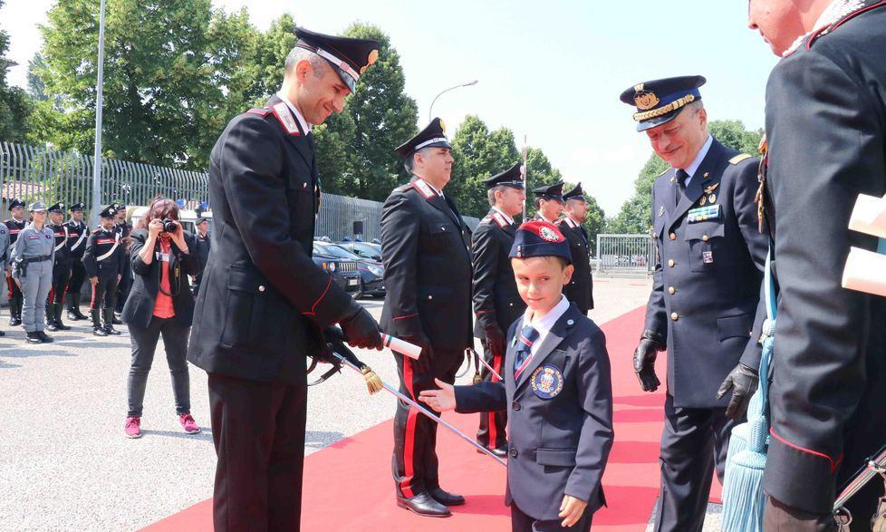 Il piccolo Gabriel premia i militari 