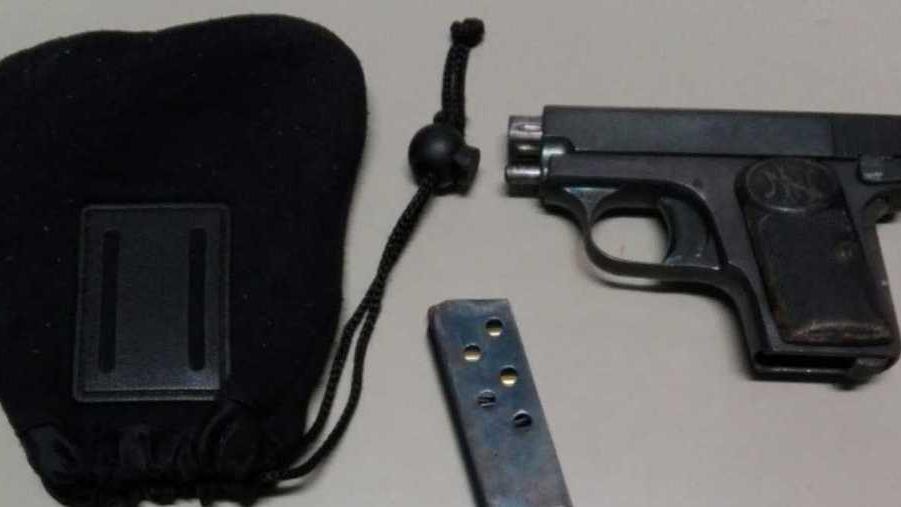 In auto con la pistola clandestina