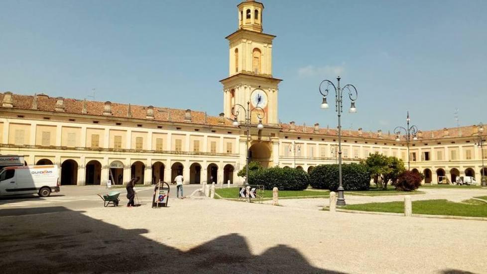 Piazza vintage con la ghiaia per le riprese del film di Diritti