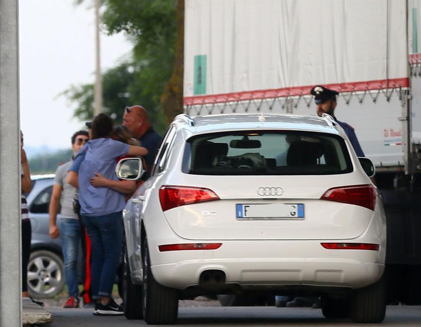 Autista perde l'equilibrio, cade dal camion e muore 