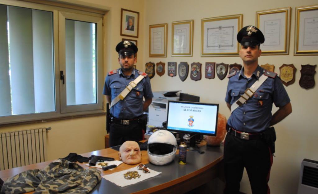 Gli oggetti sequestrati dai carabinieri 