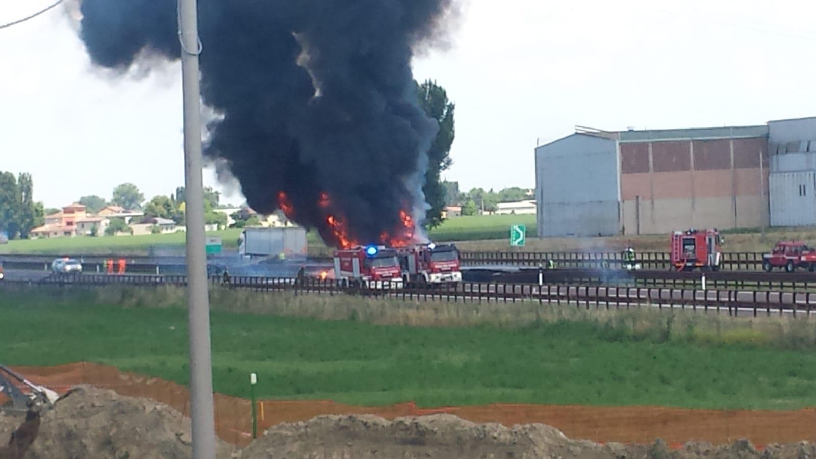 Il camion in fiamme in autostrada