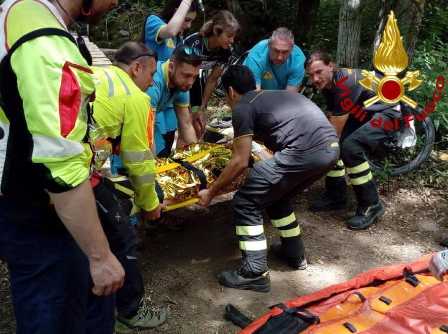 Ciclista cade giù da un ponticino in mezzo al bosco 
