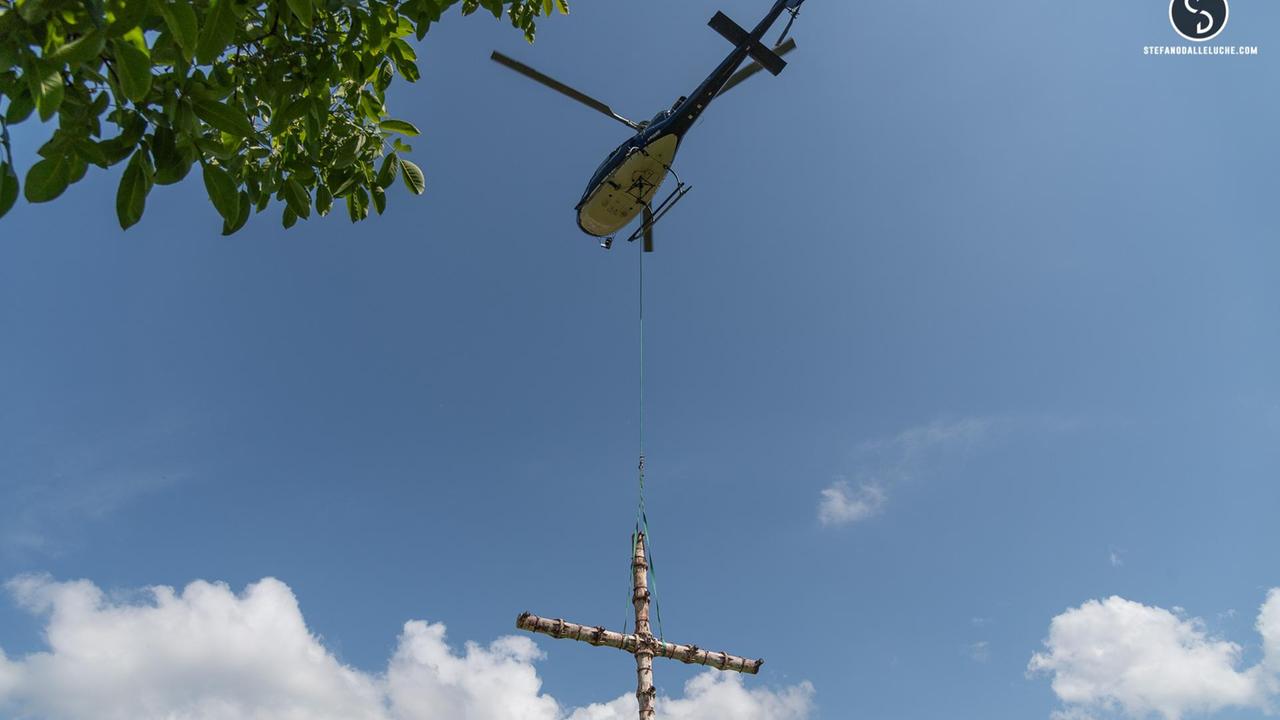 La croce del monte Prana in volo verso le operazioni di restauro (Foto Stefano Dalle Luche)