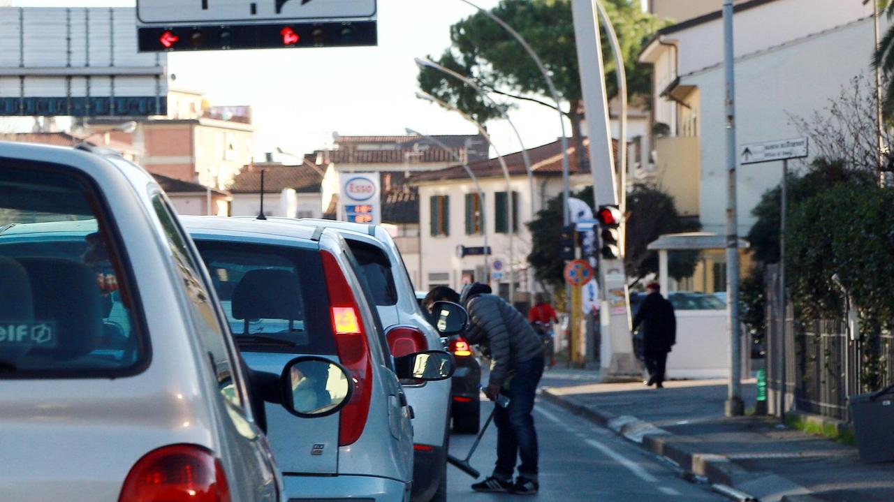Un lavavetri a Empoli (foto d'archivio)