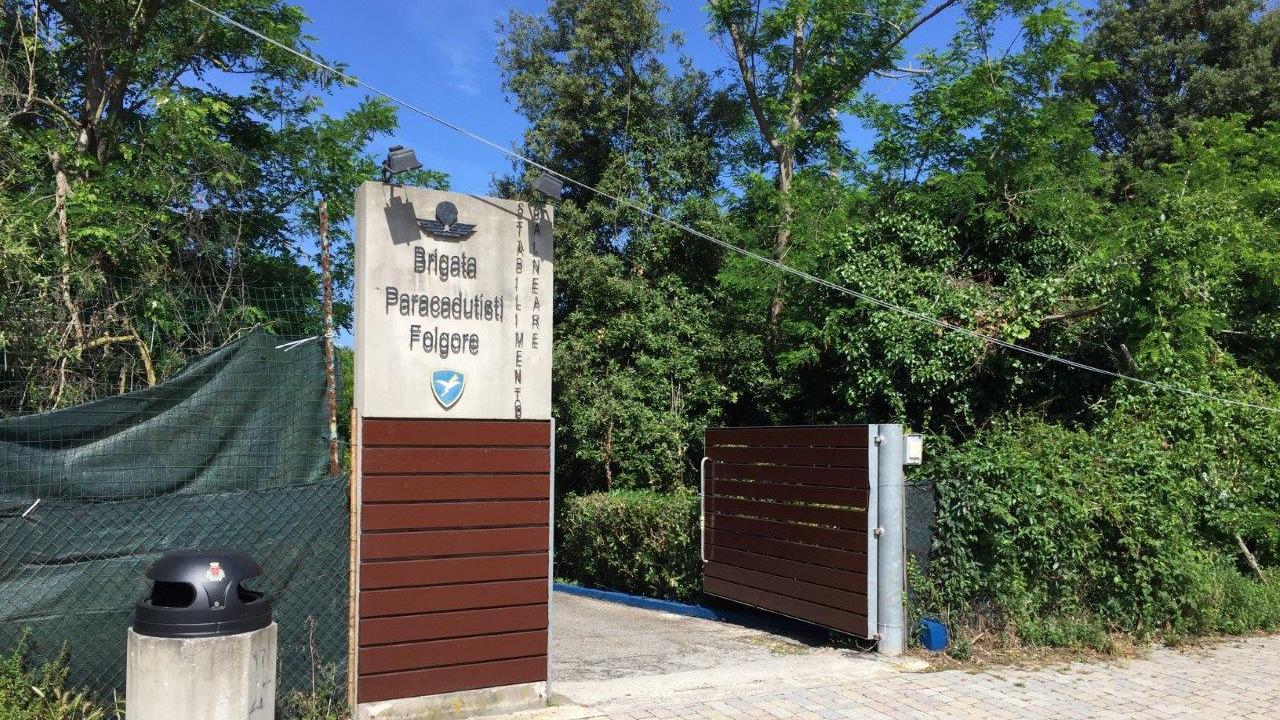 L'accesso dello stabilimento della Folgore