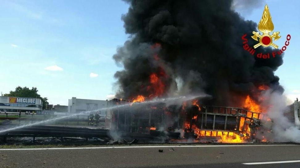 Modena, camion in fiamme sull'Autobrennero