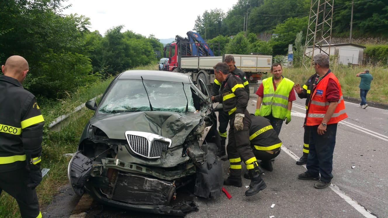 Quel che resta dell'auto dopo lo schianto 