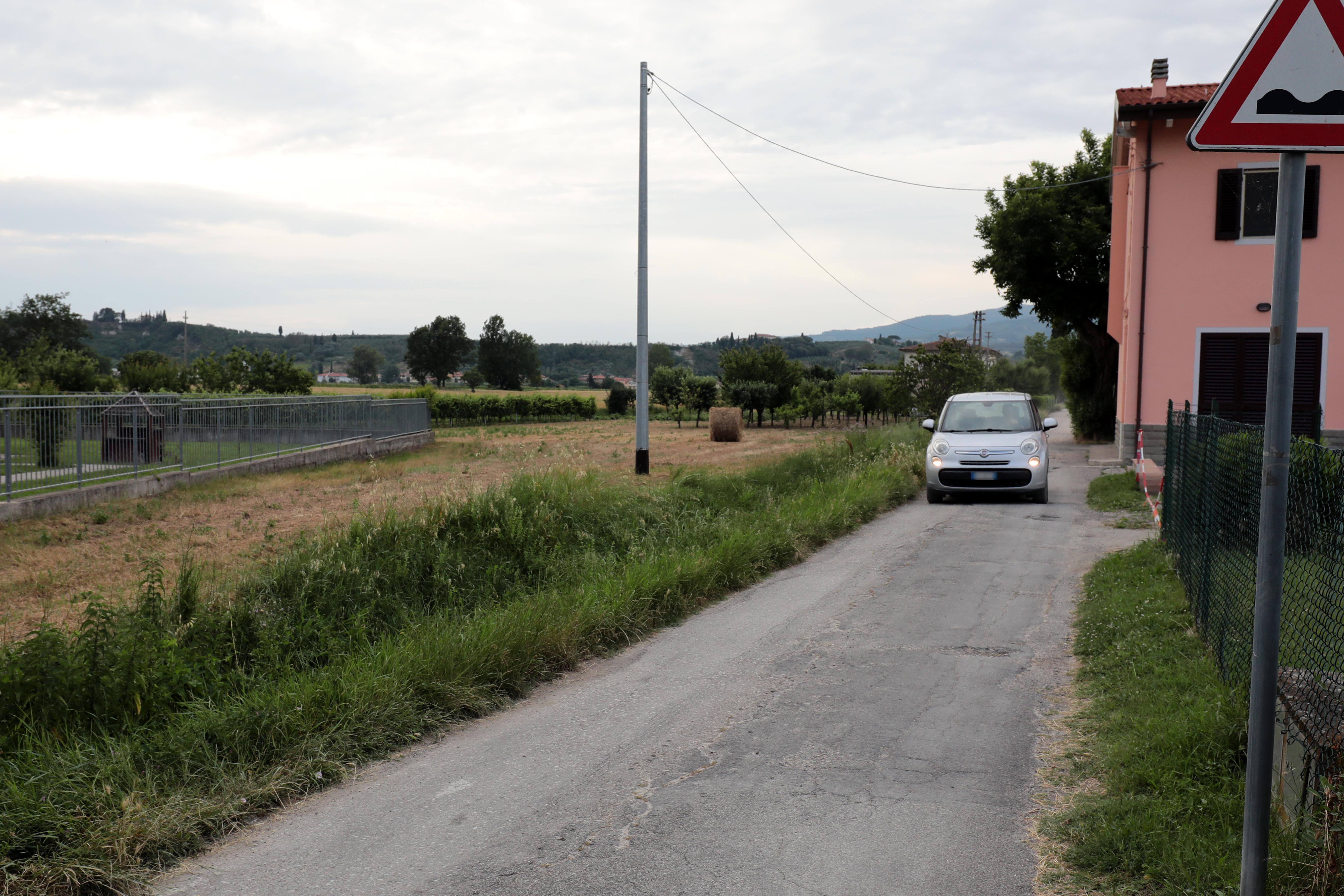 Si fingono agenti e derubano una famiglia 