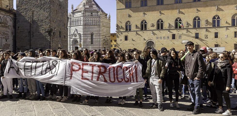 Domani di nuovo in piazza la rabbia del Petrocchi 