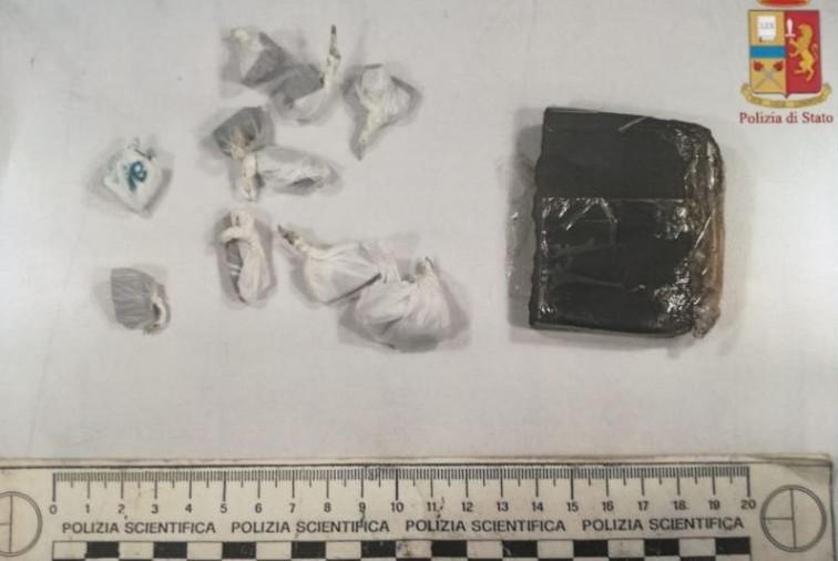 Si finge morto per scampare ai controlli della polizia