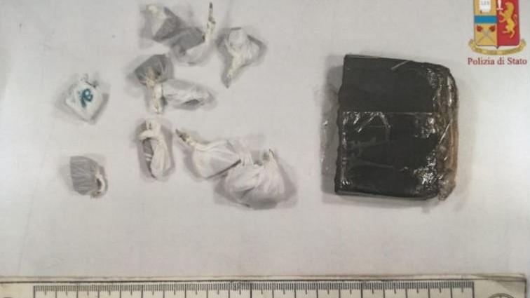 Si finge morto per scampare ai controlli della polizia