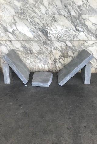 Spezzata in tre parti una panchina alla stazione
