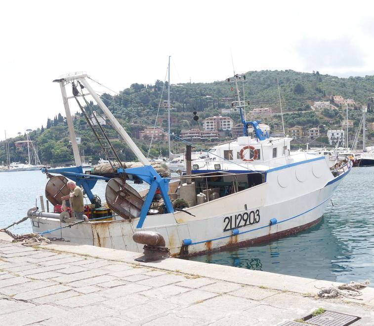 Barca allagata intervento in Molo