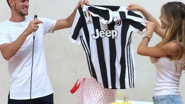 Rugani, difensore della Juve e degli azzurri in visita agli studenti di Ponte a Moriano