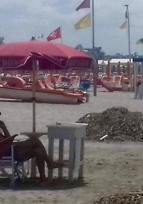 Cumuli di lavarone sulla spiaggia di Lido di Camaiore 