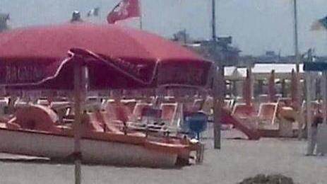 Cumuli di lavarone sulla spiaggia di Lido di Camaiore