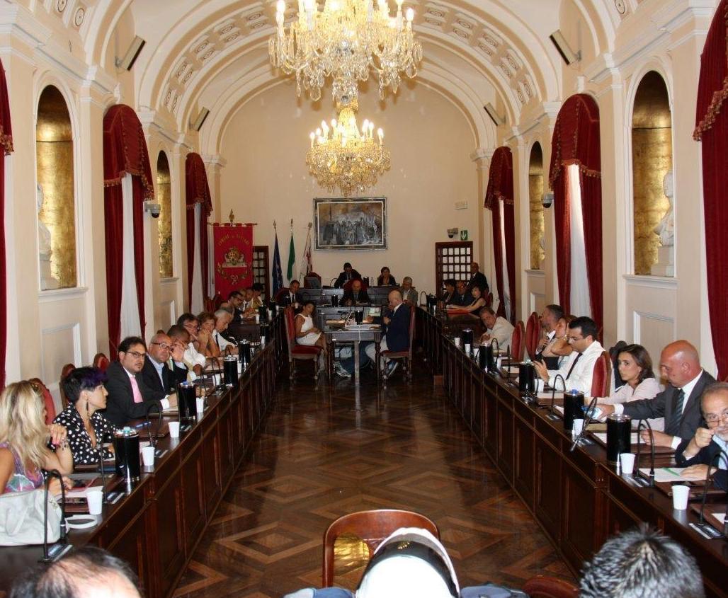 Sì alla mozione antifascista ma in consiglio è polemica 