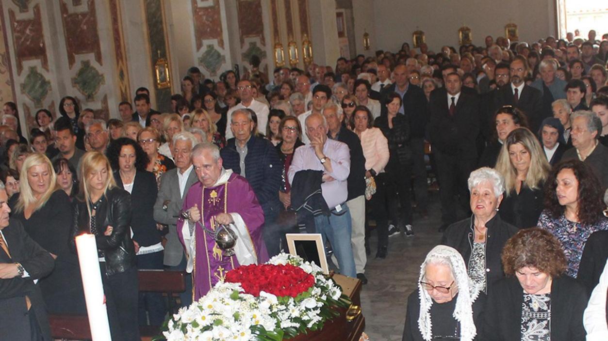 Folla immensa ai funerali dello studente morto a Como