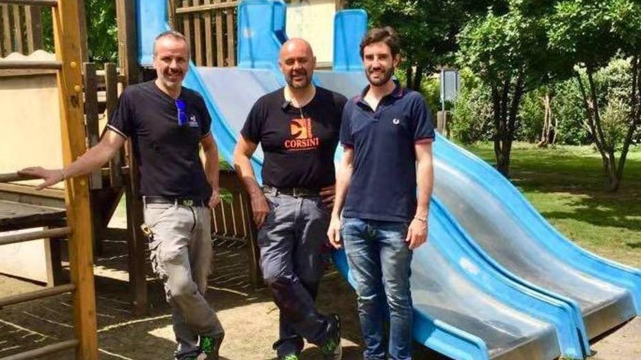 Vandali nel parco, a pezzi un gioco