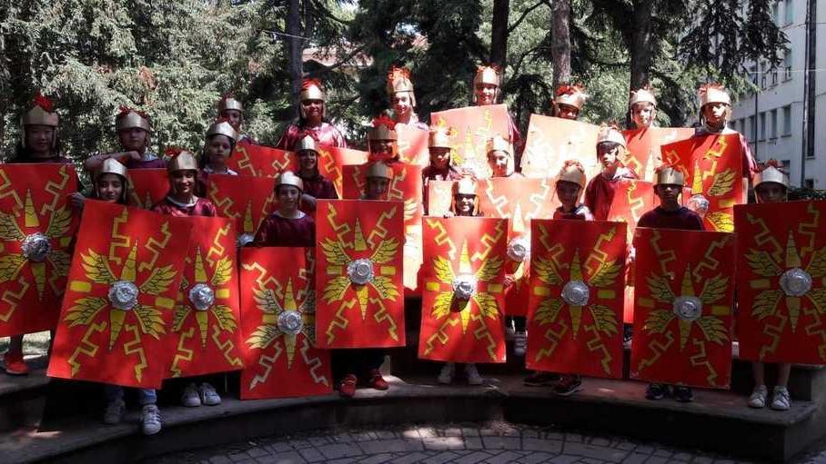 Con scudi ed elmi come veri legionari