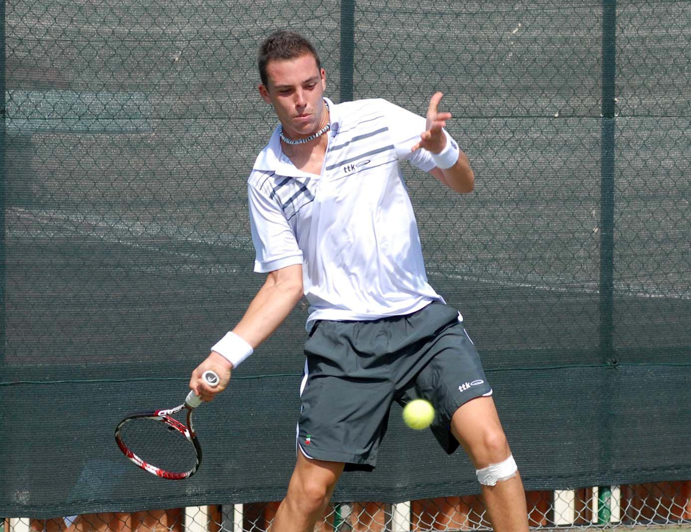 Cecchinato sul campo centrale dell’Atp nel 2010 (foto PaBar)