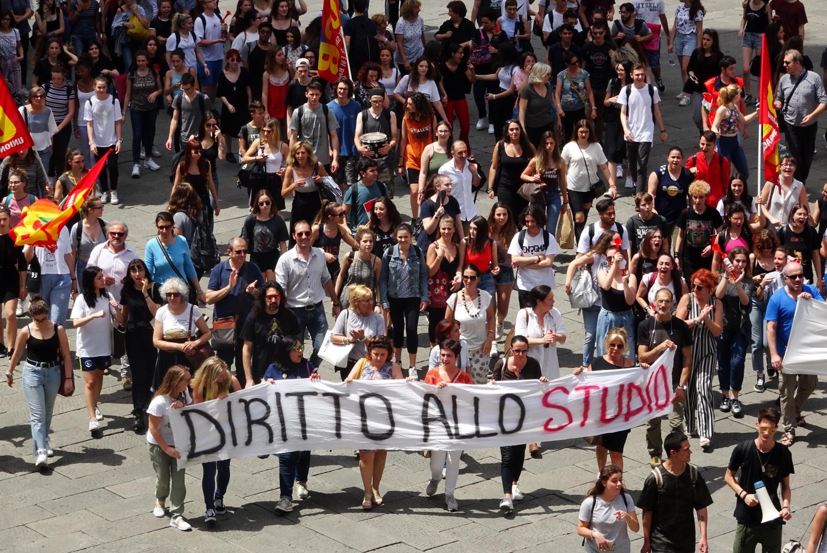 I ragazzi del Petrocchi, insieme a genitori e insegnanti, in corteo in centro a Pistoia