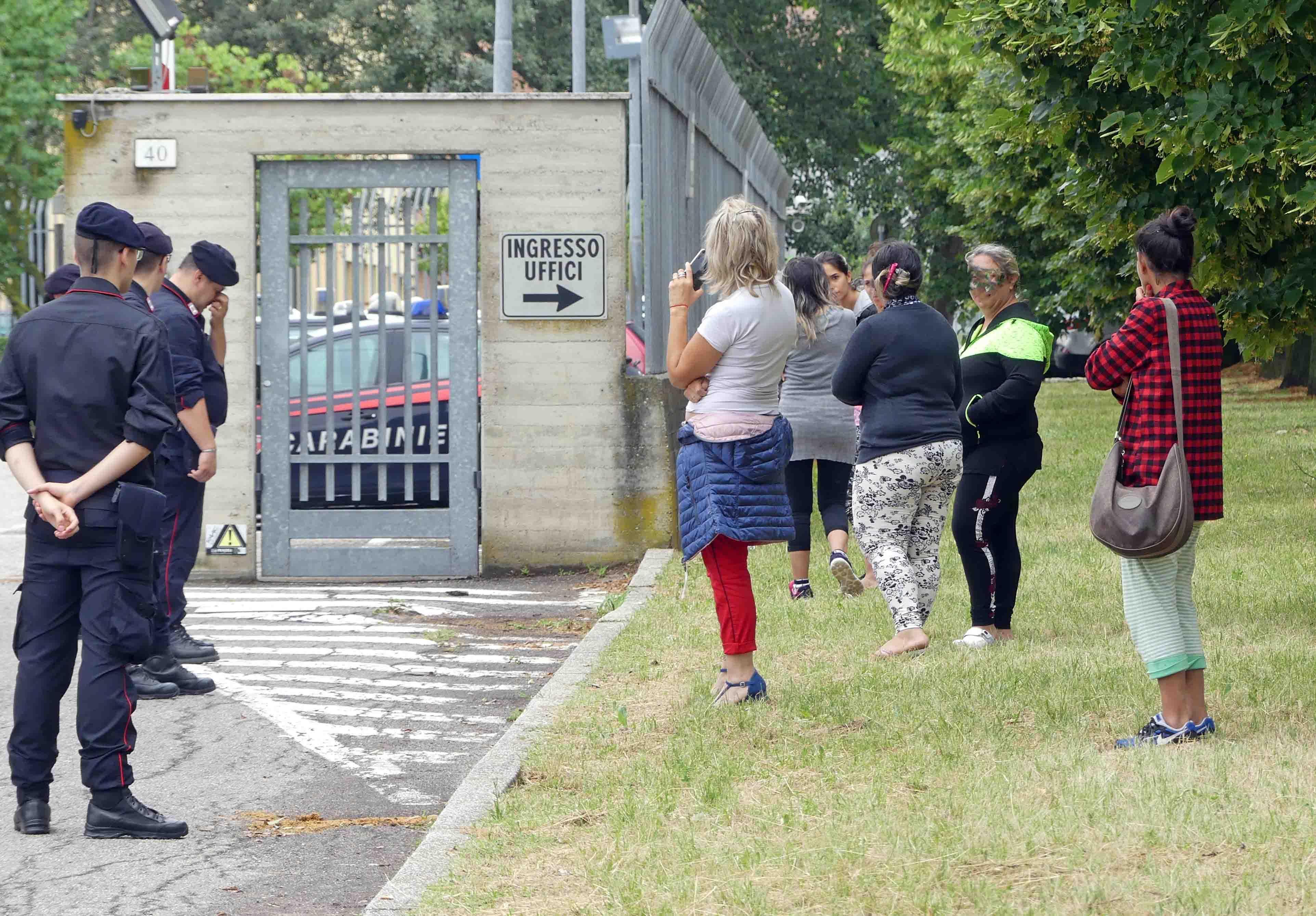Le persone in attesa fuori dalla caserma di via del Campo