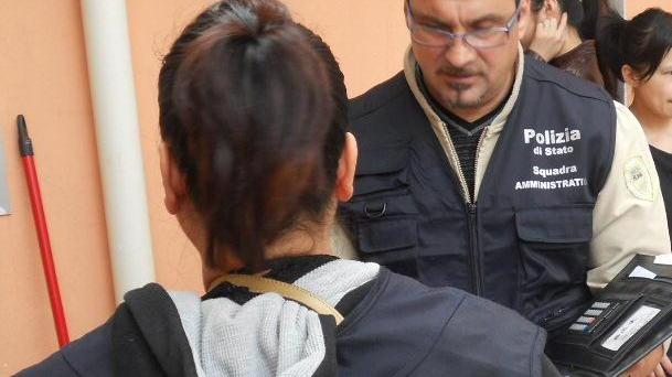 Agenti della squadra interforze in azione in una ditta cinese (foto d'archivio)