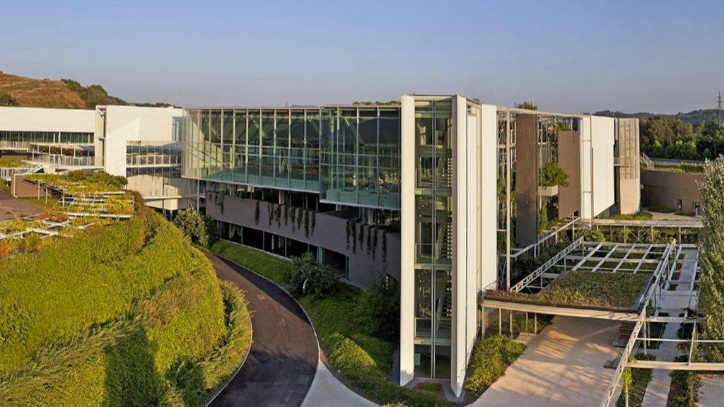 Un'immagine della nuova "fabbrica-giardino" di Prada a Valvigna