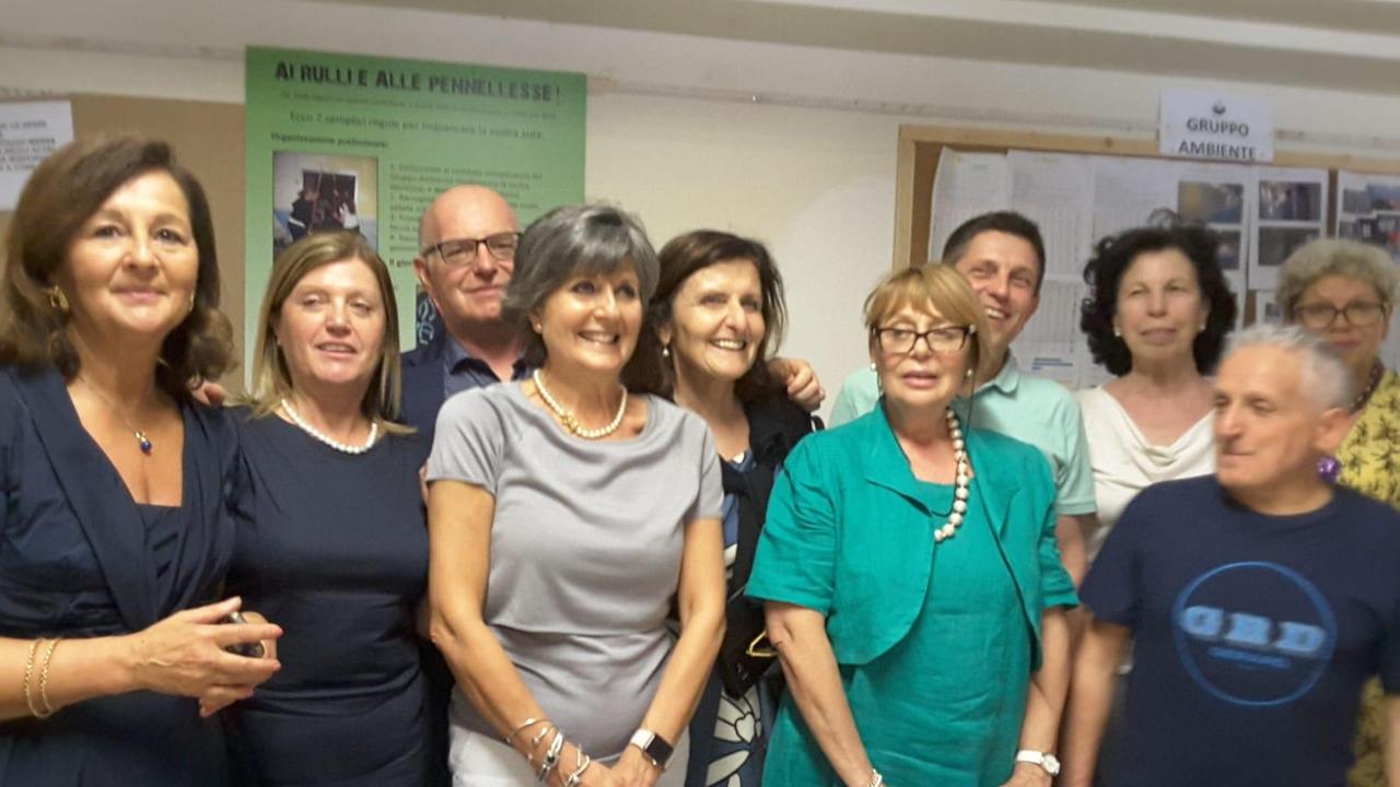 Foto di gruppo per il gruppo di docenti e la segretaria del Copernico
