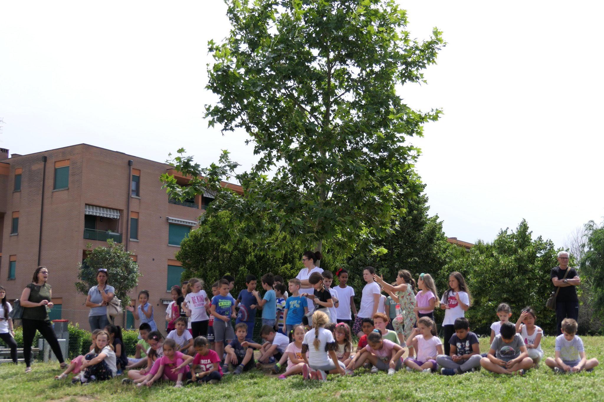 Foto di gruppo di bambini e insegnanti alla scuola primaria Laura Poli (foto Sproviero-Batavia) 