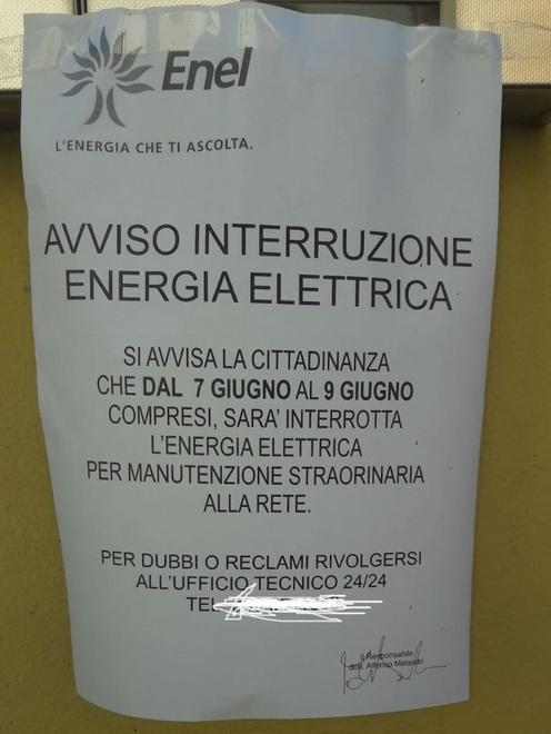 Uno dei volantini rimossi dai carabinieri a Riparbella