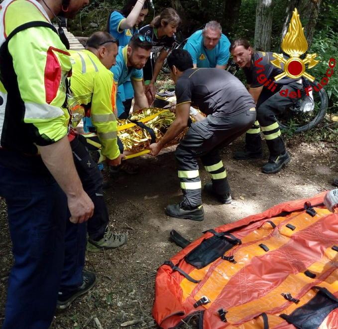 Cadute nel bosco e sulla Modenese: gravi due ciclisti