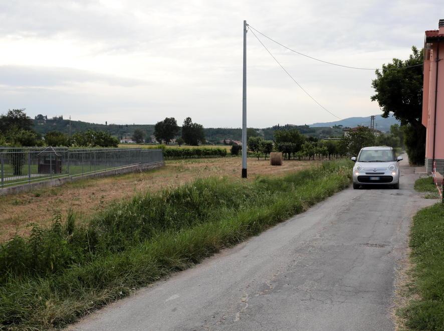 Si fingono agenti e rubano in casa 