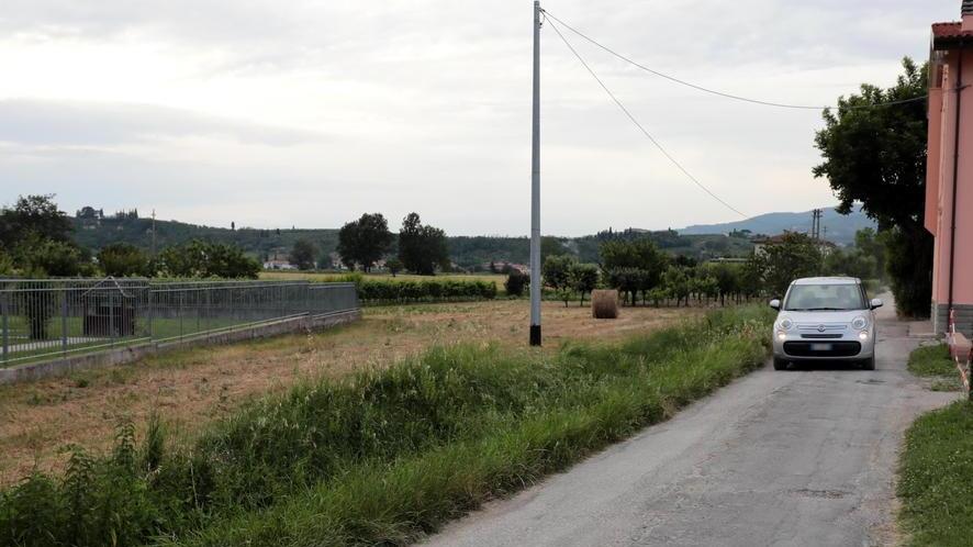 Si fingono agenti e rubano in casa