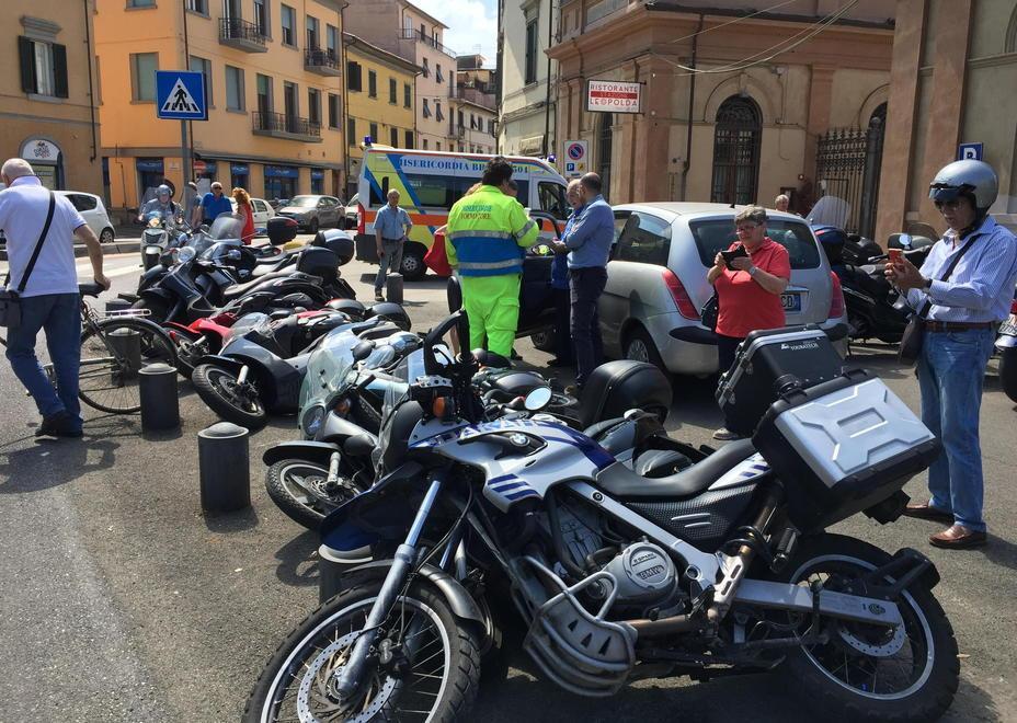Moto e motorini "sdraiati" in piazza Guerrazzi