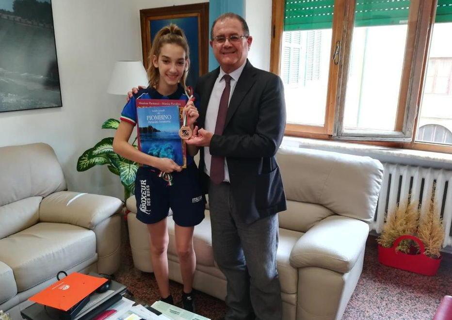 La “belvetta” ricevuta in Comune dal sindaco 