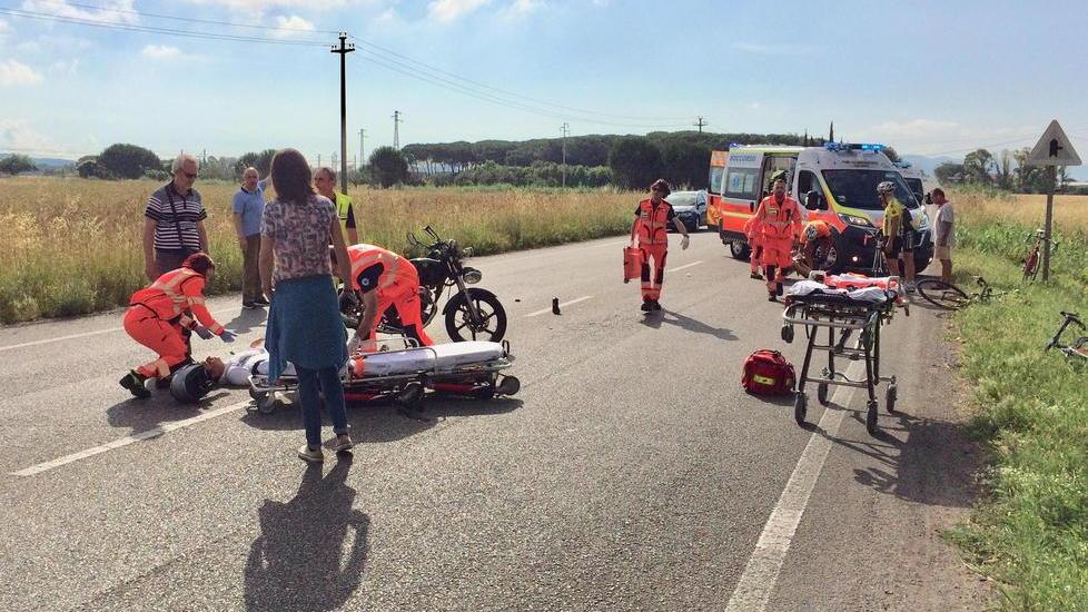 Scontro fra scooter e bicicletta, 2 feriti
