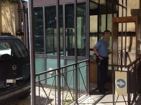 Il vigilante blocca giovane sudamericana con il taser elettrico