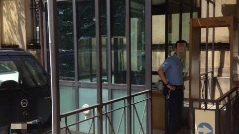 Il vigilante blocca giovane sudamericana con il taser elettrico