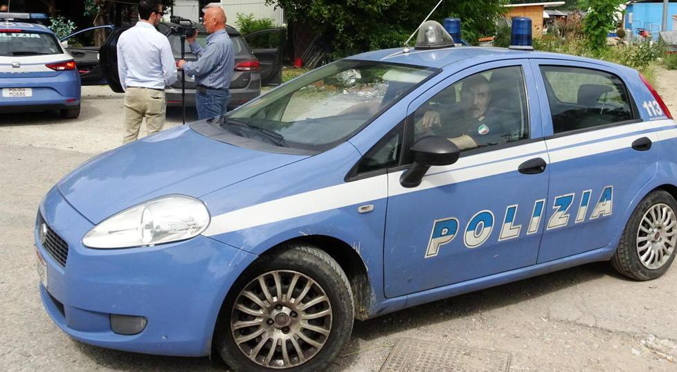 Entrano in casa dalla finestra e rubano i gioielli di famiglia