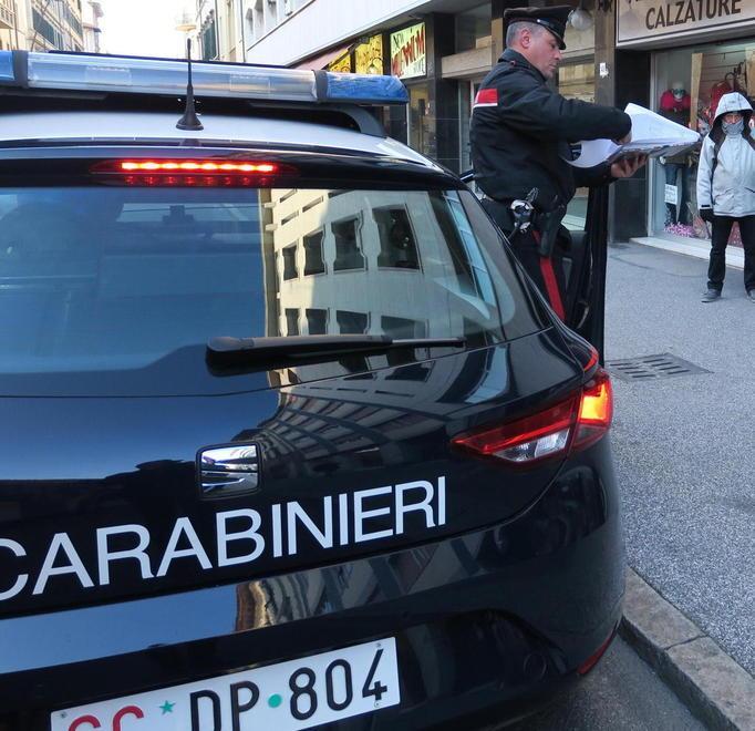 «Faccia voltare la bambina» E poi fa la rapina