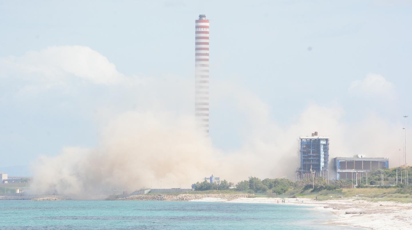 Ciminiera demolita, al via le verifiche sulle polveri 